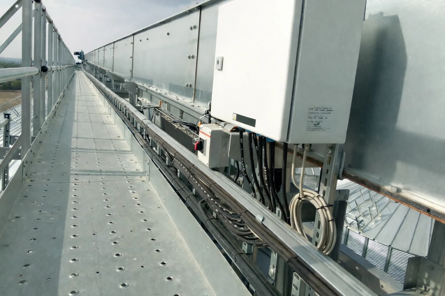 Outdoor conveyor control installation